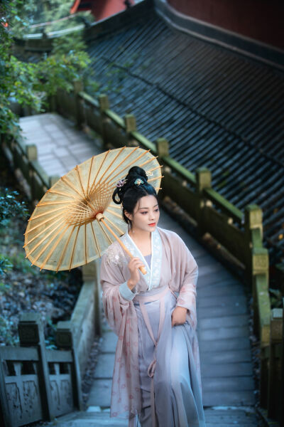 漂亮的小峓子中字HD电影