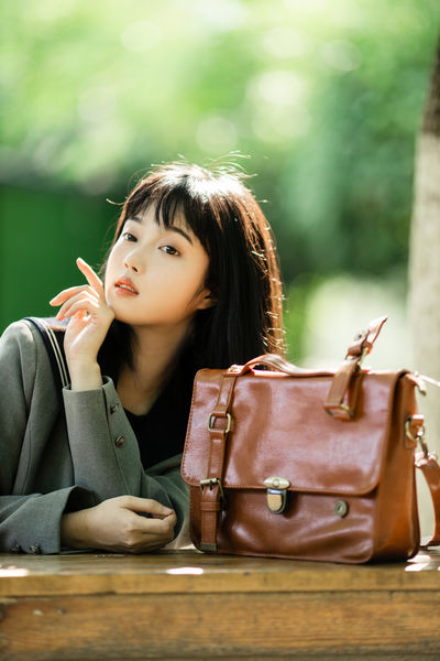 娇妻边打电话边被躁BD在