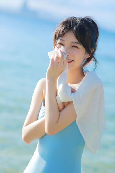 使劲揉着她的大胸视频